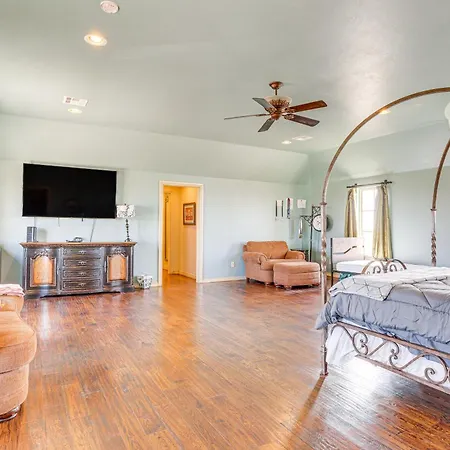 Spacious Edmond Vacation Rental With Shared Pool!